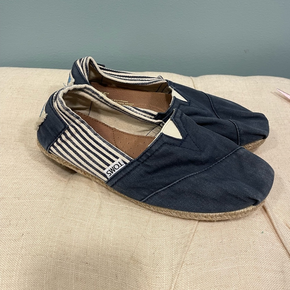 Toms canvas shoes! Classic navy white stripe slip on shoes size 6.5